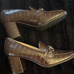 Liz Claiborne Brown Croc-Patterned Loafers with Gold Accent